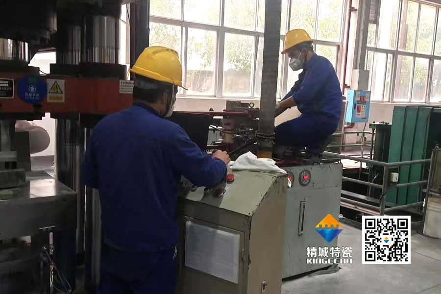 以厂为家，勇于继承：：：魏科班组自主刷新压机纪实